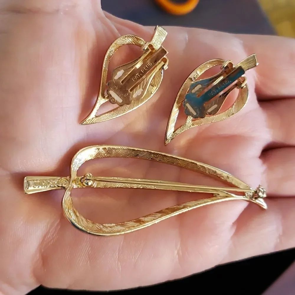 Vintage Signed Sarah Coventry Goldtone Leaf Brooch and Clip Earrings Set - Picture 5 of 6